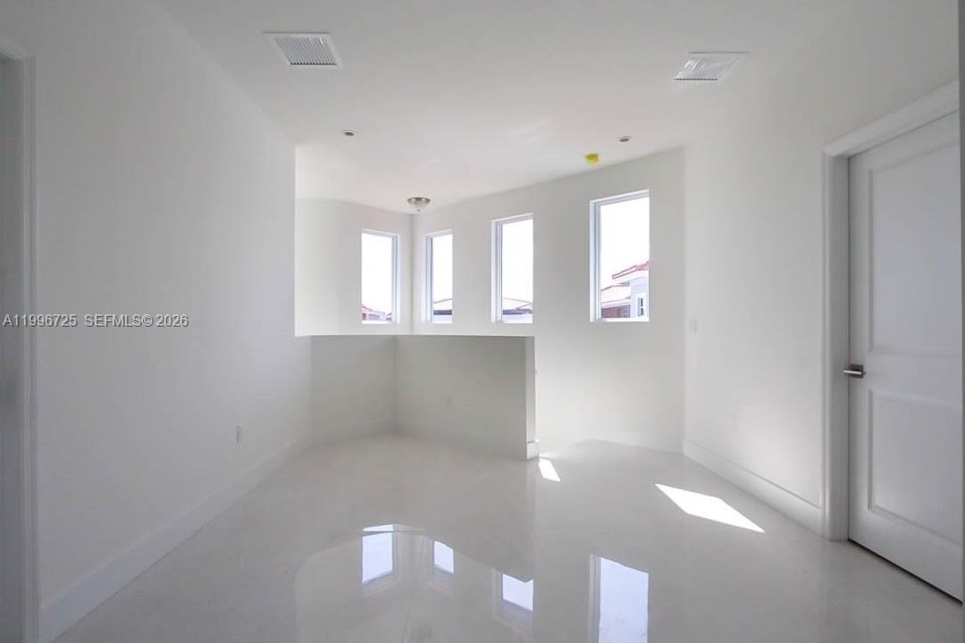 В аренду: $5,000 (5 спален, 4 ванн, 3073 Квадратных фут)
