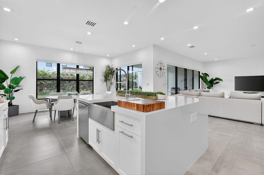 Kitchen & Dining
