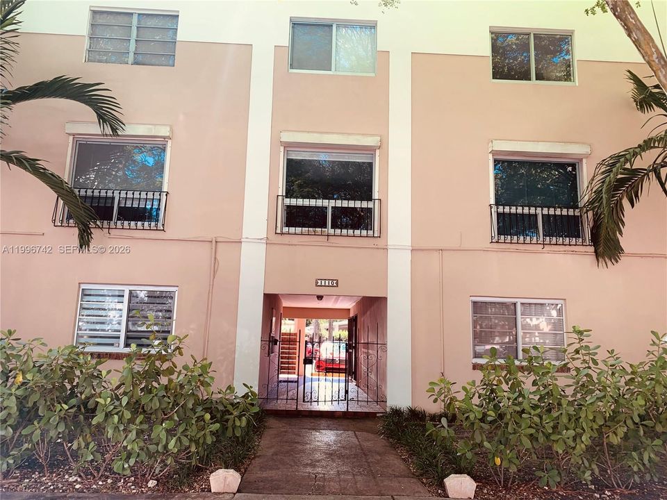 For Sale: $350,000 (2 beds, 2 baths, 969 Square Feet)