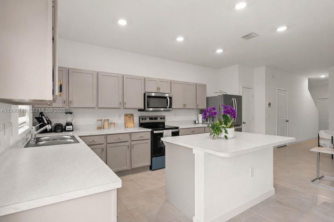 For Sale: $462,000 (3 beds, 2 baths, 1597 Square Feet)