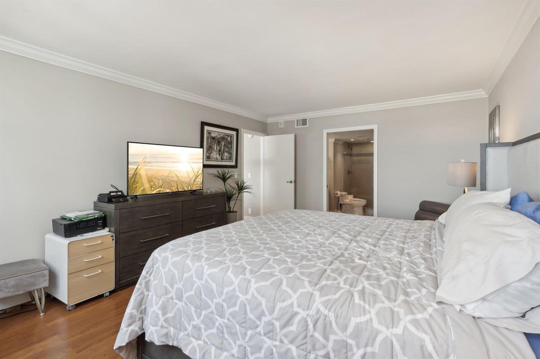 27-web-or-mls-N Ocean Dr 903-027