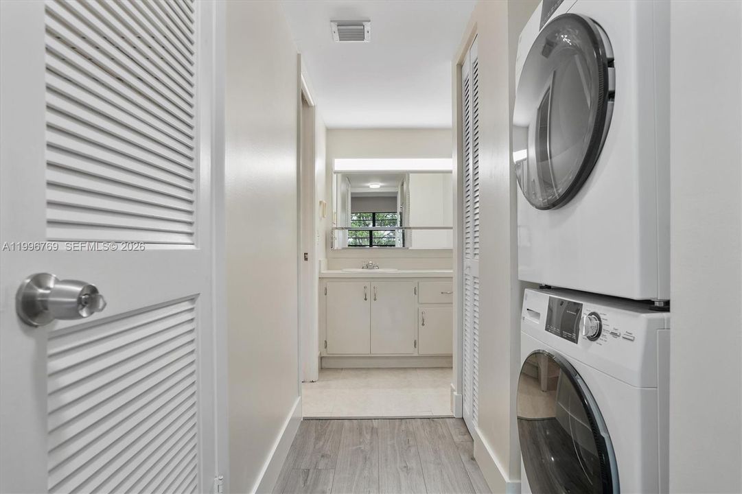 Active With Contract: $315,000 (2 beds, 2 baths, 893 Square Feet)