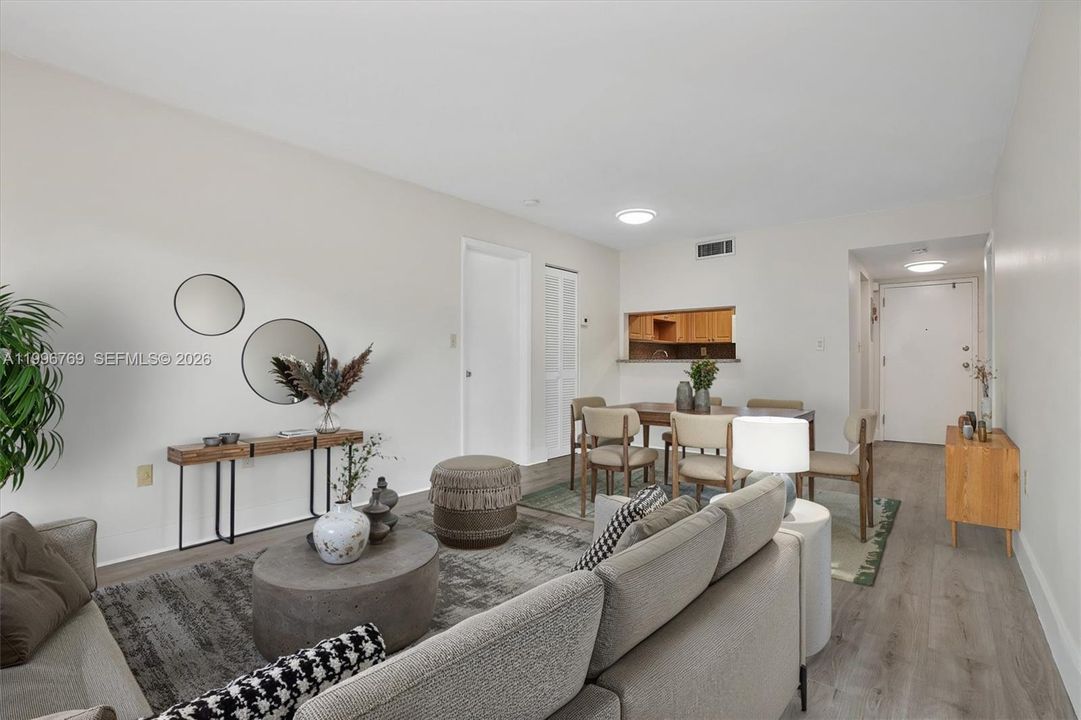 Active With Contract: $315,000 (2 beds, 2 baths, 893 Square Feet)