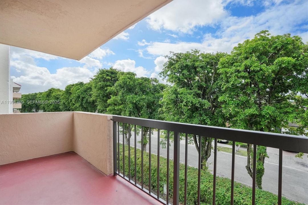 Active With Contract: $315,000 (2 beds, 2 baths, 893 Square Feet)
