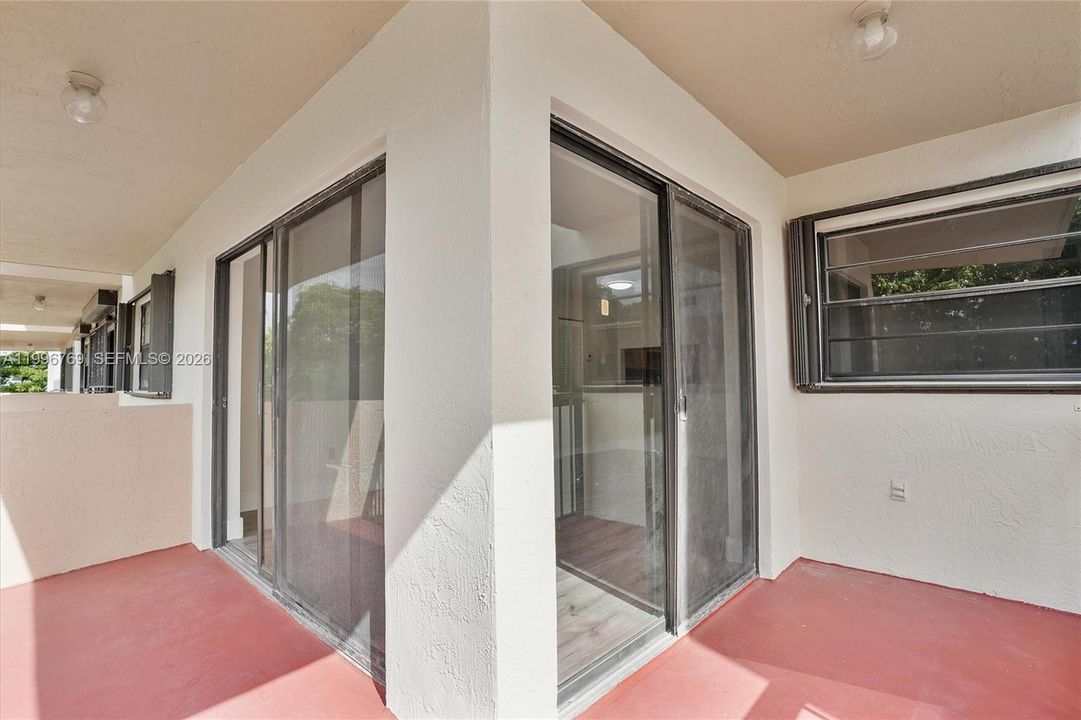 Active With Contract: $315,000 (2 beds, 2 baths, 893 Square Feet)