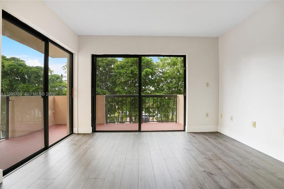Active With Contract: $315,000 (2 beds, 2 baths, 893 Square Feet)