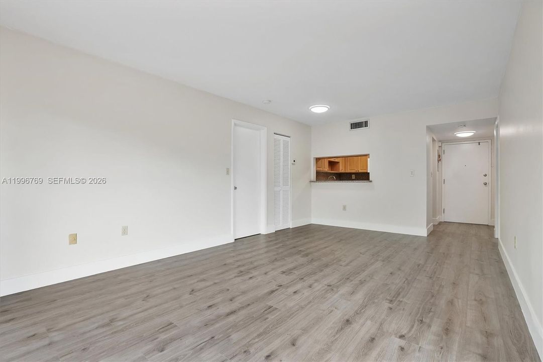 Active With Contract: $315,000 (2 beds, 2 baths, 893 Square Feet)