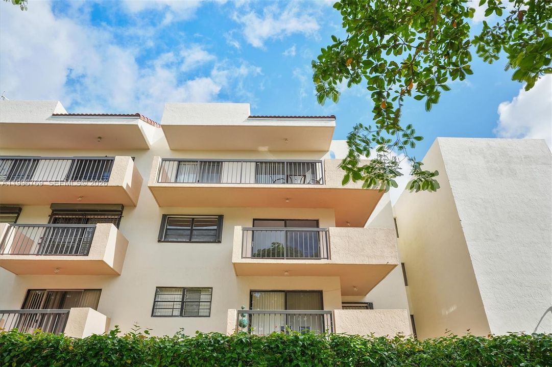 Active With Contract: $315,000 (2 beds, 2 baths, 893 Square Feet)