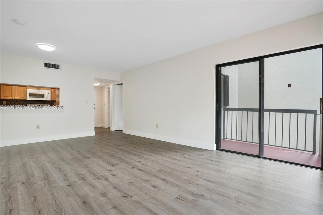 Active With Contract: $315,000 (2 beds, 2 baths, 893 Square Feet)