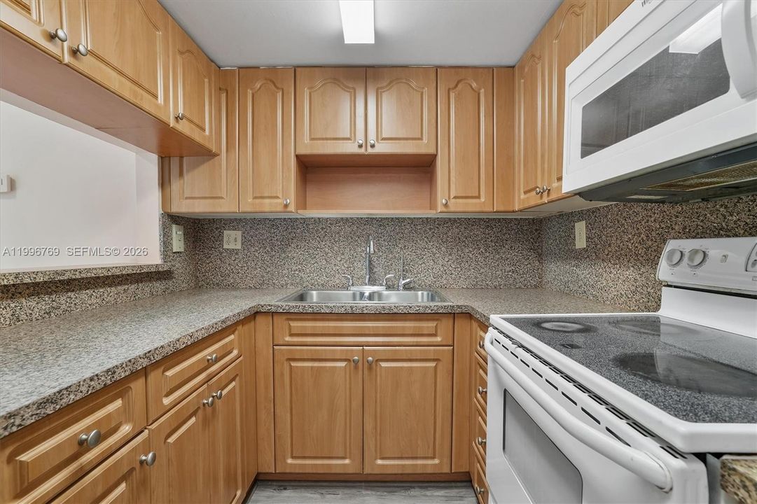 Active With Contract: $315,000 (2 beds, 2 baths, 893 Square Feet)