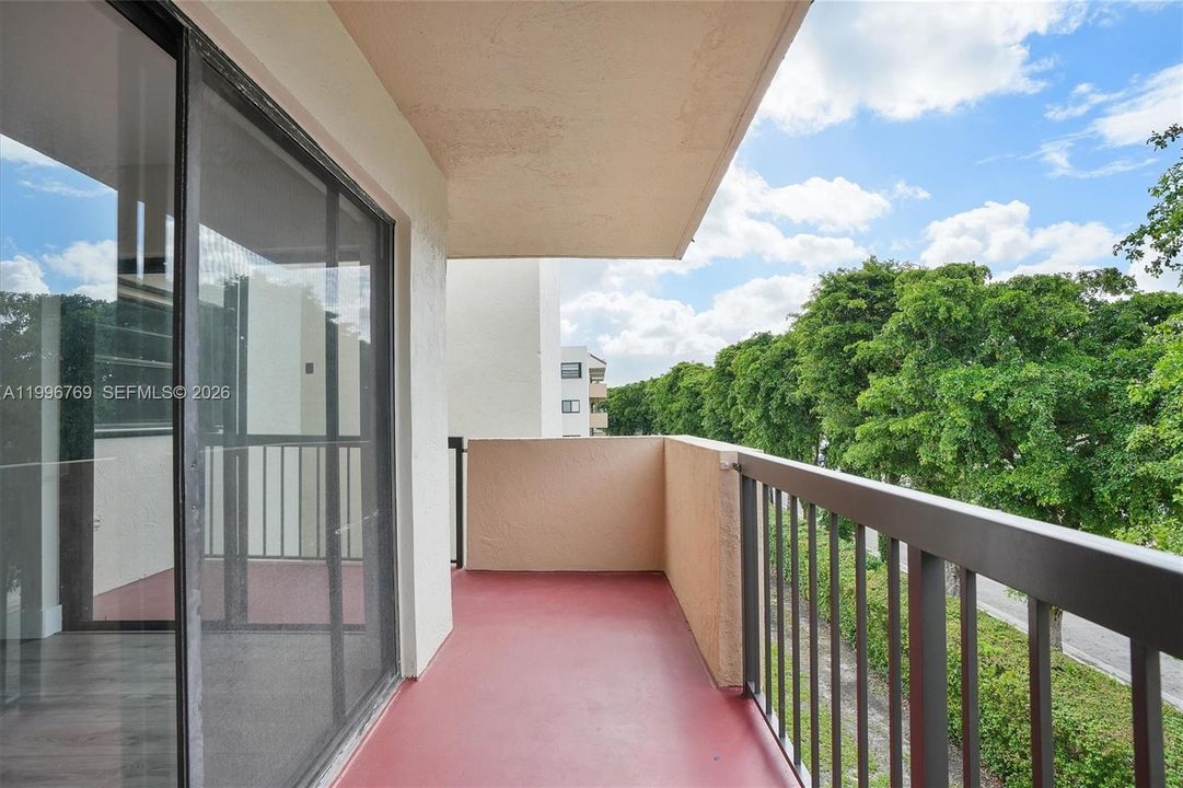 Active With Contract: $315,000 (2 beds, 2 baths, 893 Square Feet)