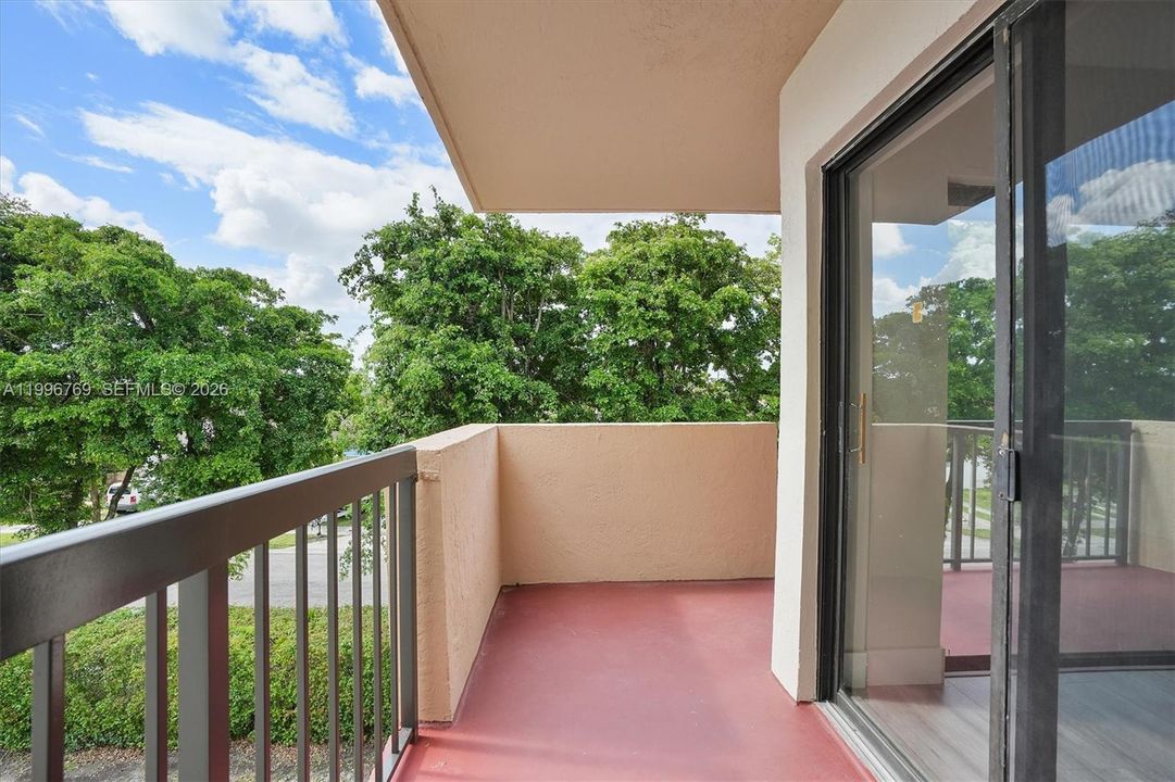 Active With Contract: $315,000 (2 beds, 2 baths, 893 Square Feet)