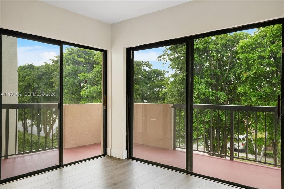 Active With Contract: $315,000 (2 beds, 2 baths, 893 Square Feet)