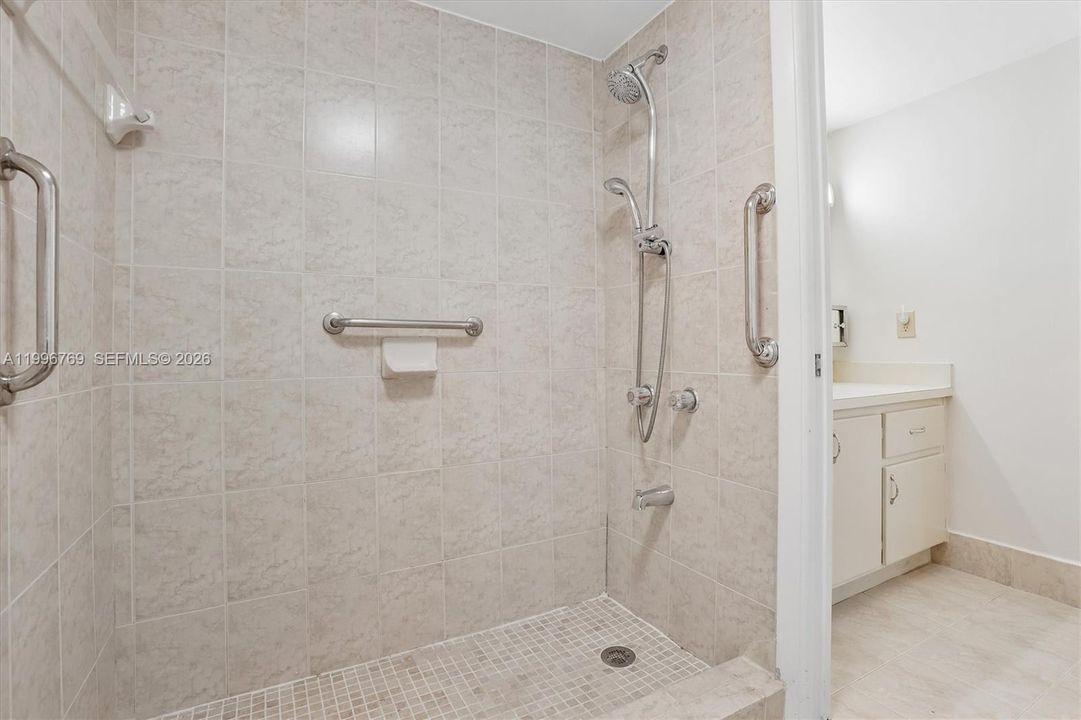 Active With Contract: $315,000 (2 beds, 2 baths, 893 Square Feet)