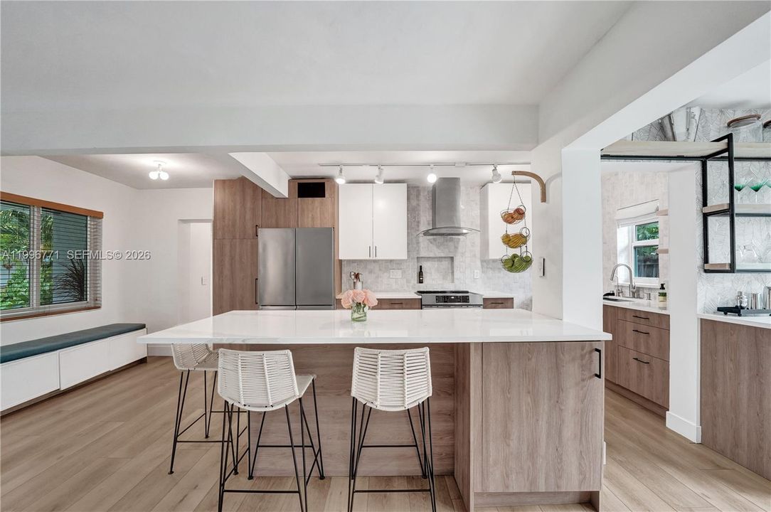 Под контрактом: $749,000 (3 спален, 2 ванн, 1802 Квадратных фут)
