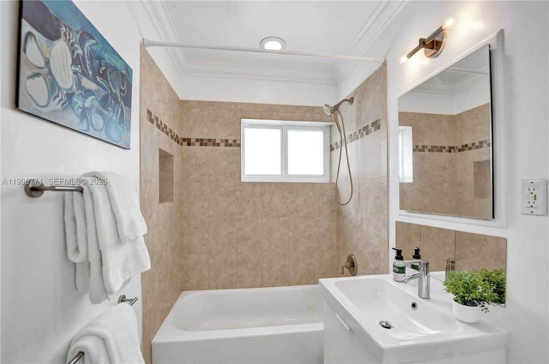 Под контрактом: $749,000 (3 спален, 2 ванн, 1802 Квадратных фут)