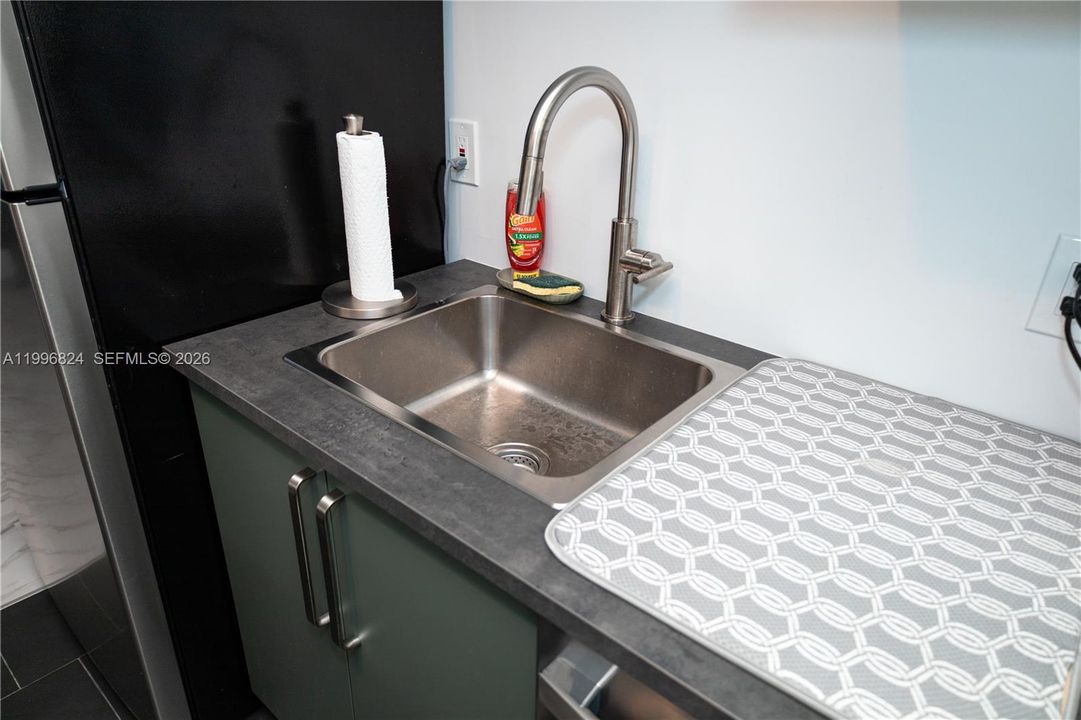 For Sale: $390,000 (1 beds, 1 baths, 644 Square Feet)