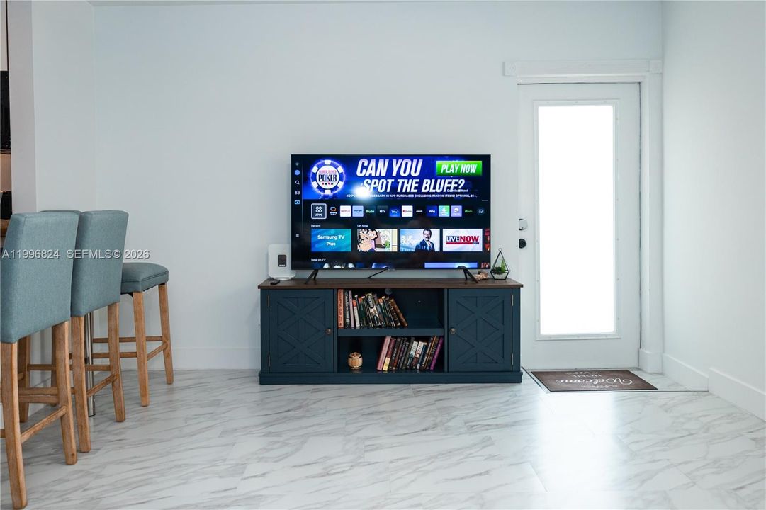 For Sale: $390,000 (1 beds, 1 baths, 644 Square Feet)