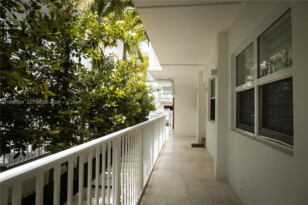 For Sale: $390,000 (1 beds, 1 baths, 644 Square Feet)