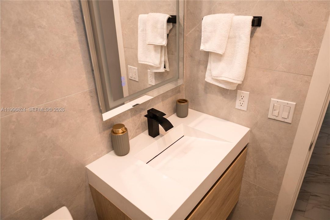For Sale: $390,000 (1 beds, 1 baths, 644 Square Feet)