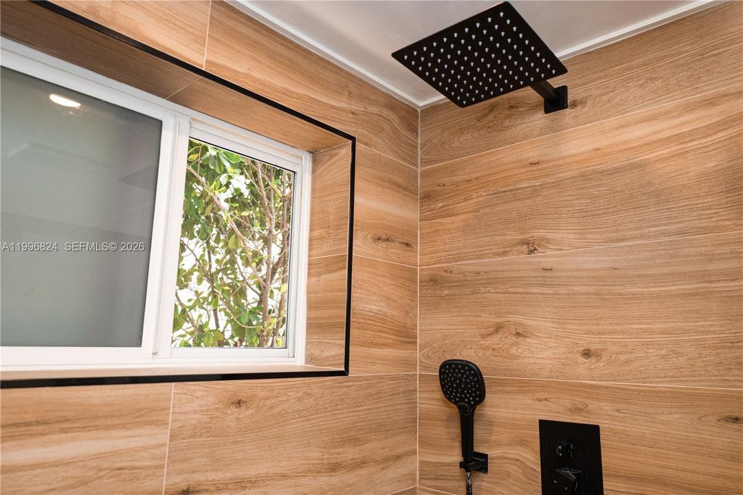 For Sale: $390,000 (1 beds, 1 baths, 644 Square Feet)