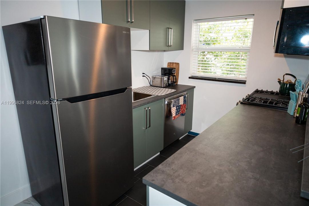 For Sale: $390,000 (1 beds, 1 baths, 644 Square Feet)