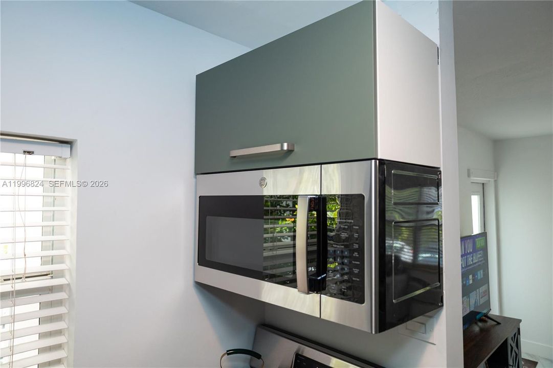 For Sale: $390,000 (1 beds, 1 baths, 644 Square Feet)