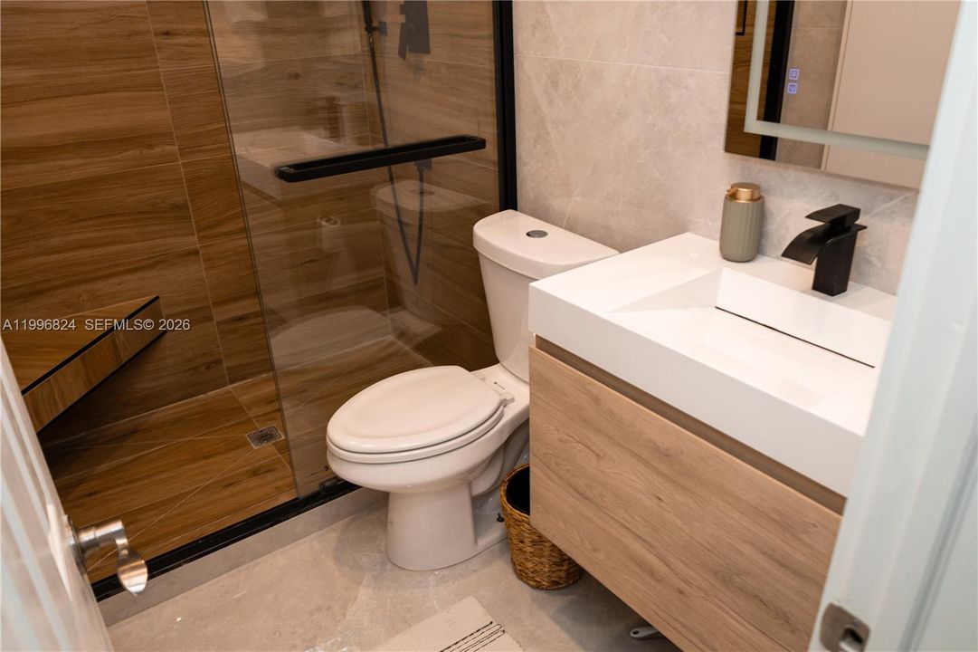 For Sale: $390,000 (1 beds, 1 baths, 644 Square Feet)