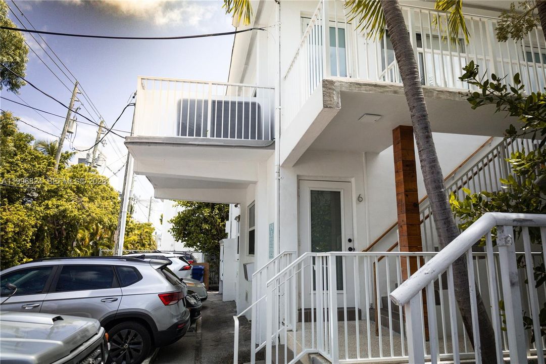 For Sale: $390,000 (1 beds, 1 baths, 644 Square Feet)