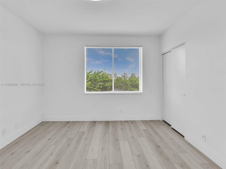Active With Contract: $2,350 (1 beds, 1 baths, 960 Square Feet)