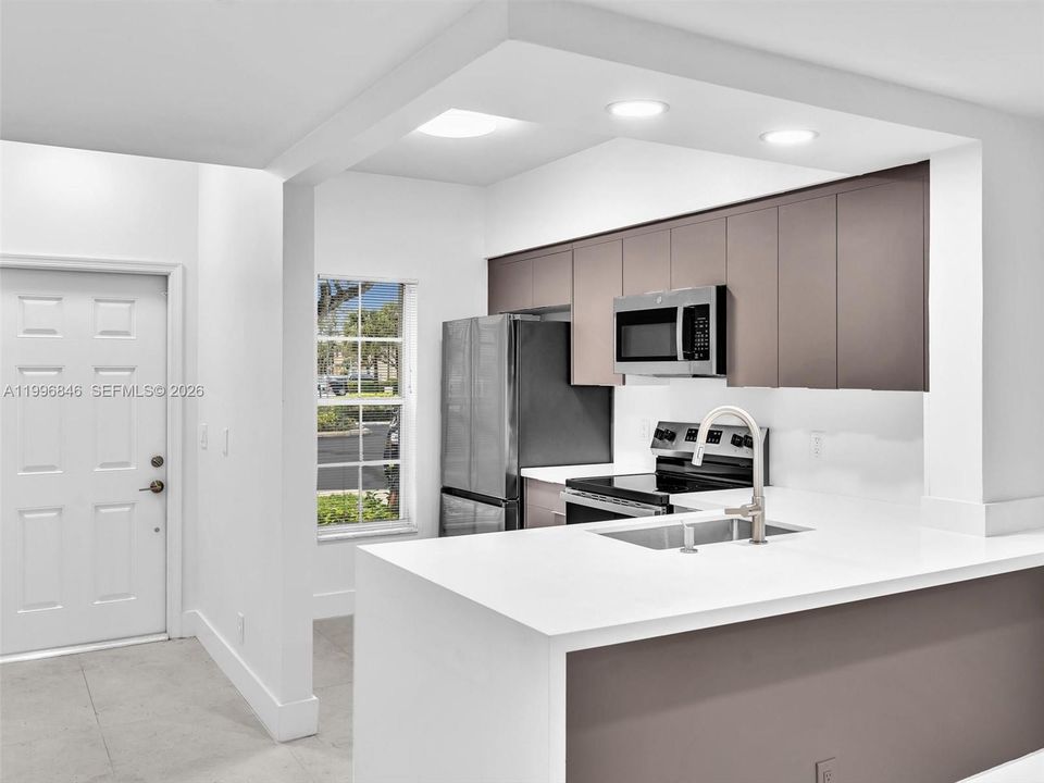 Active With Contract: $2,350 (1 beds, 1 baths, 960 Square Feet)