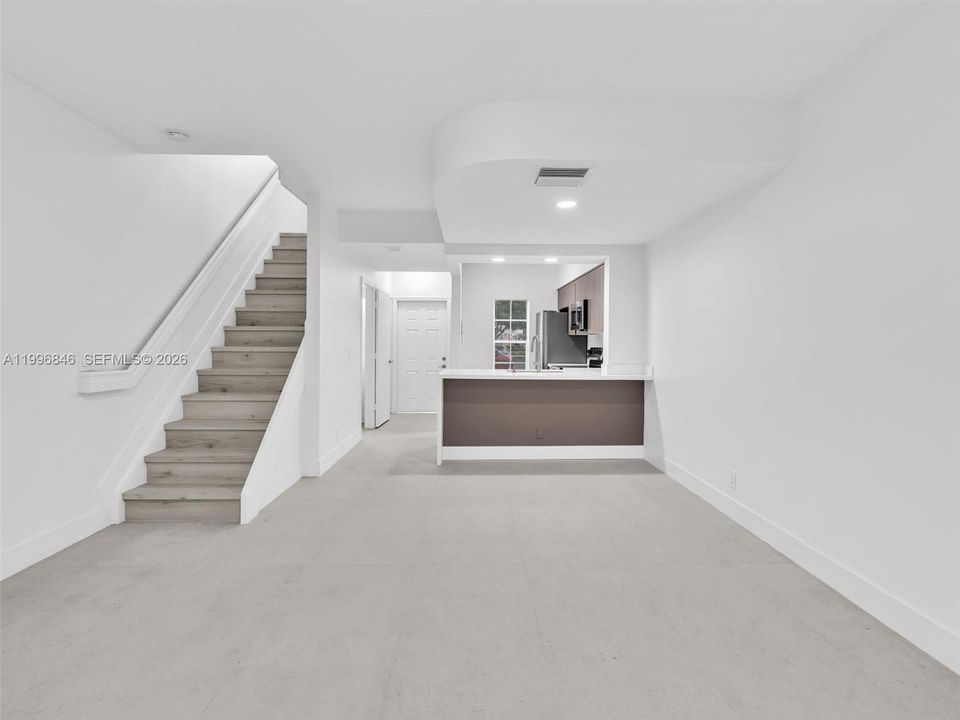 Active With Contract: $2,350 (1 beds, 1 baths, 960 Square Feet)