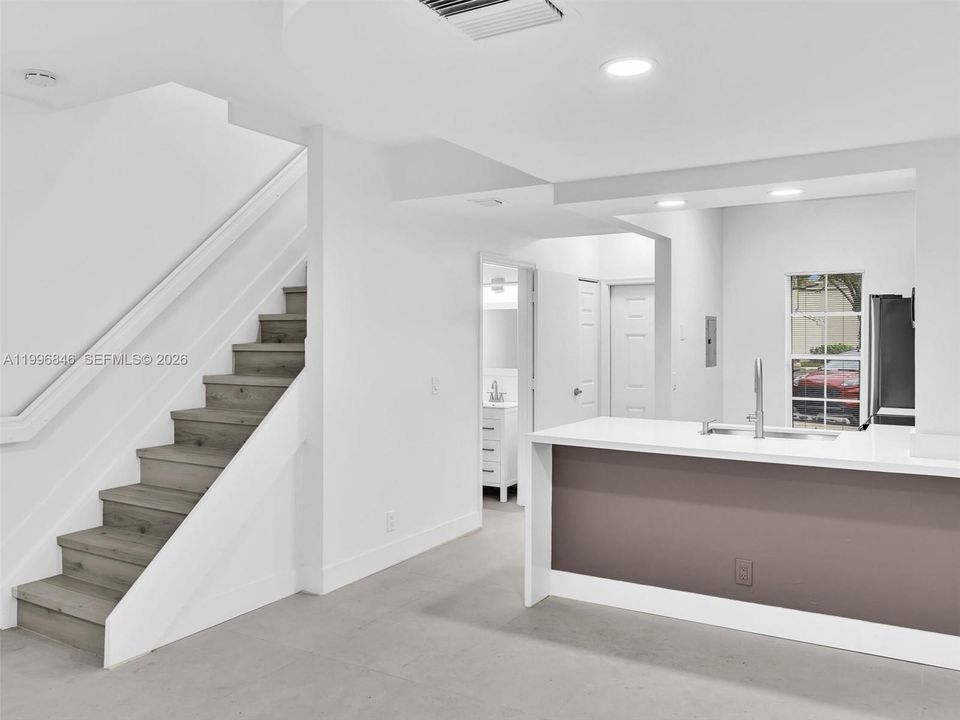Active With Contract: $2,350 (1 beds, 1 baths, 960 Square Feet)
