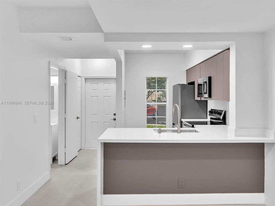 Active With Contract: $2,350 (1 beds, 1 baths, 960 Square Feet)