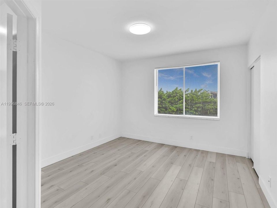 Active With Contract: $2,350 (1 beds, 1 baths, 960 Square Feet)