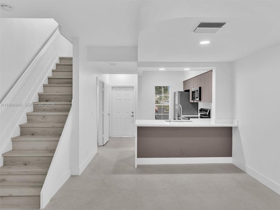 Active With Contract: $2,350 (1 beds, 1 baths, 960 Square Feet)