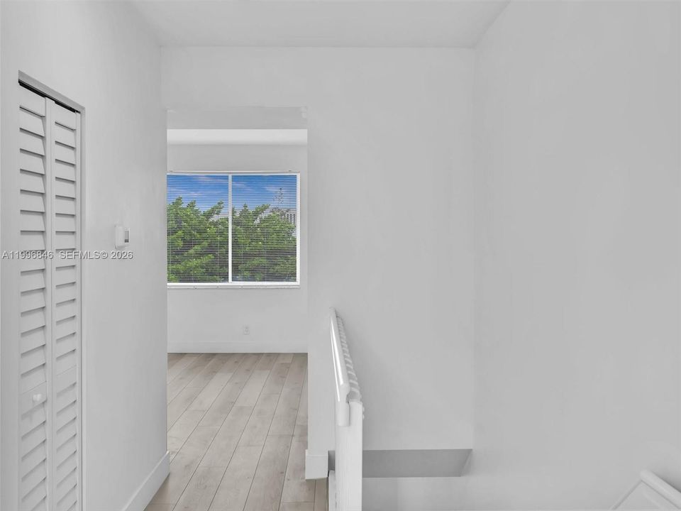 Active With Contract: $2,350 (1 beds, 1 baths, 960 Square Feet)
