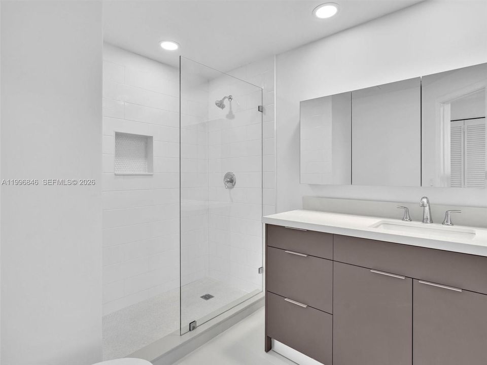 Active With Contract: $2,350 (1 beds, 1 baths, 960 Square Feet)