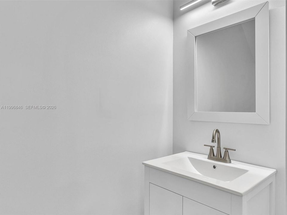 Active With Contract: $2,350 (1 beds, 1 baths, 960 Square Feet)