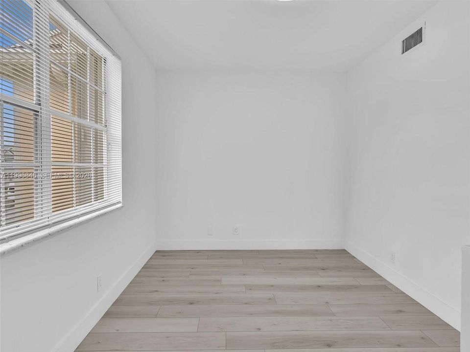 Active With Contract: $2,350 (1 beds, 1 baths, 960 Square Feet)