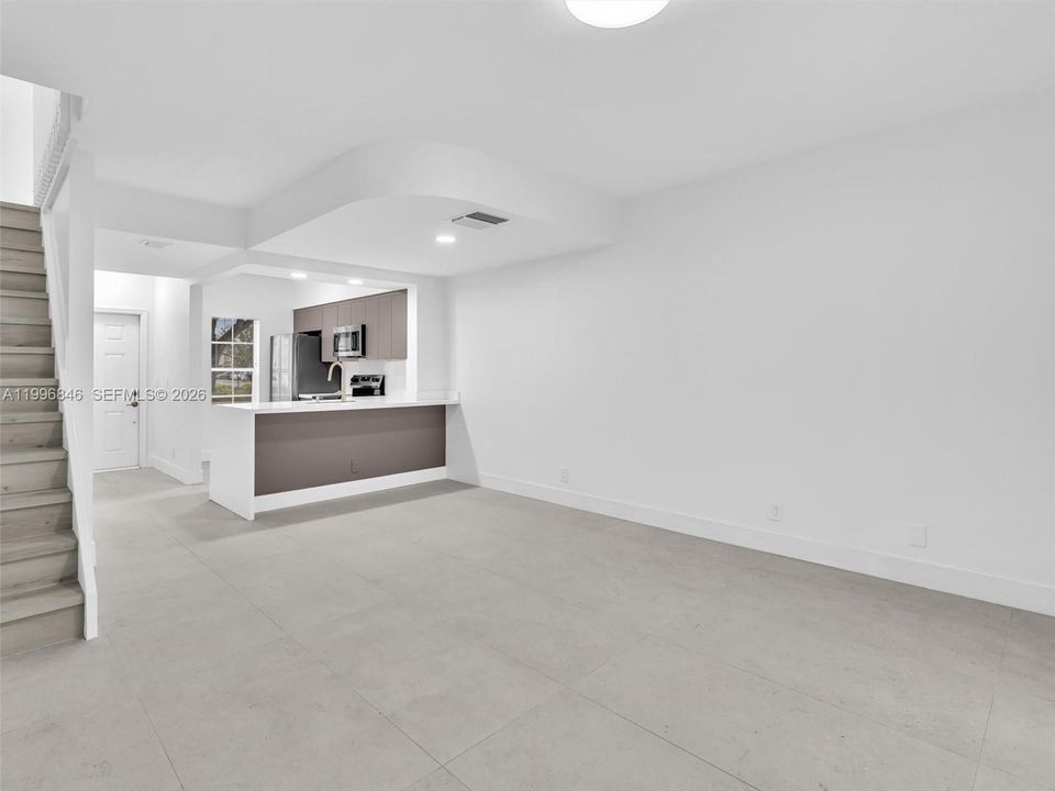 Active With Contract: $2,350 (1 beds, 1 baths, 960 Square Feet)