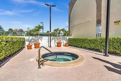 Active With Contract: $2,350 (1 beds, 1 baths, 960 Square Feet)