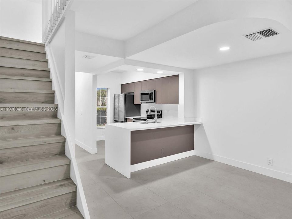 Active With Contract: $2,350 (1 beds, 1 baths, 960 Square Feet)