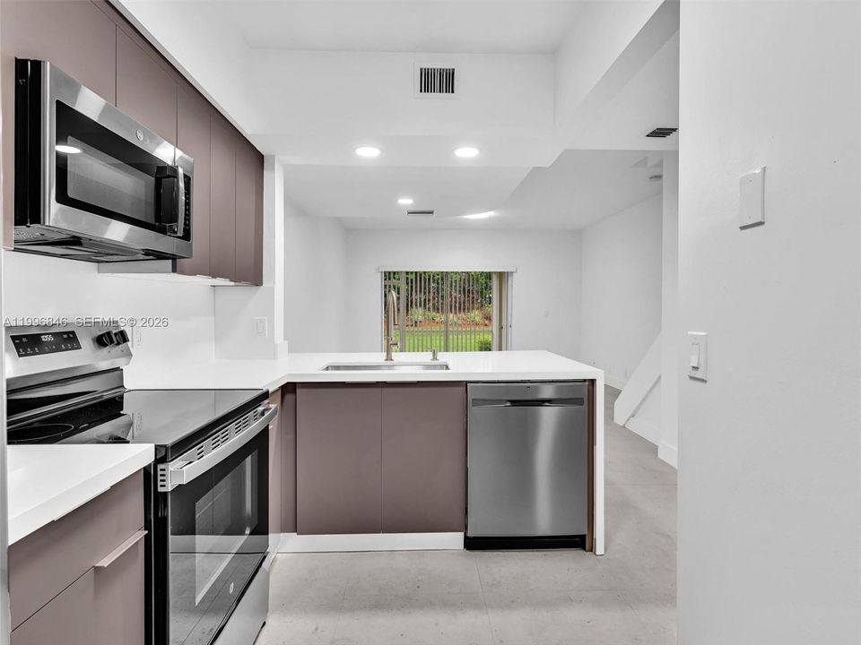 Active With Contract: $2,350 (1 beds, 1 baths, 960 Square Feet)