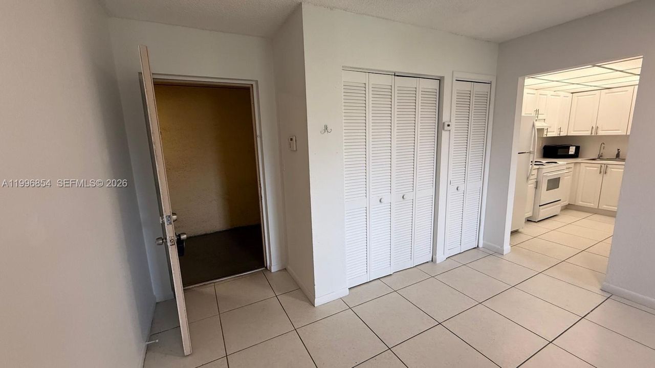 Active With Contract: $1,700 (1 beds, 1 baths, 660 Square Feet)