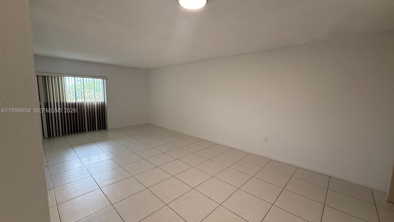 Active With Contract: $1,700 (1 beds, 1 baths, 660 Square Feet)