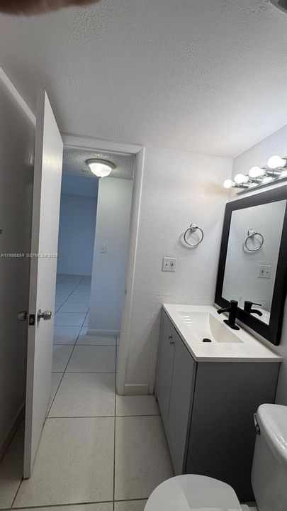 Active With Contract: $1,700 (1 beds, 1 baths, 660 Square Feet)