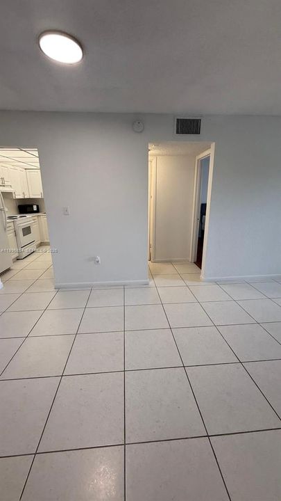 Active With Contract: $1,700 (1 beds, 1 baths, 660 Square Feet)