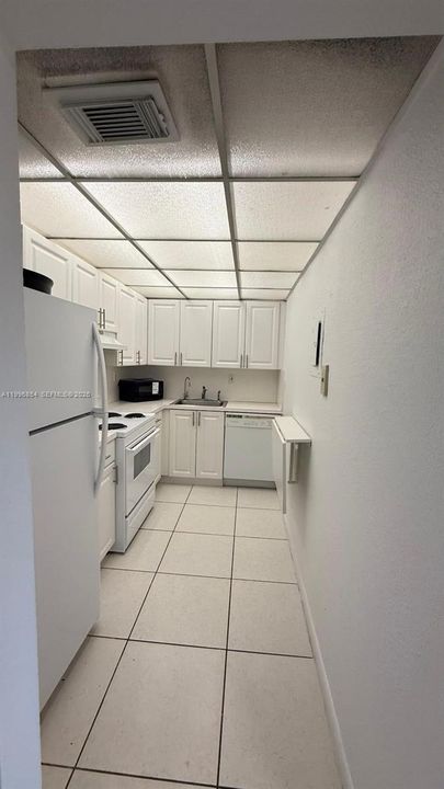 Active With Contract: $1,700 (1 beds, 1 baths, 660 Square Feet)
