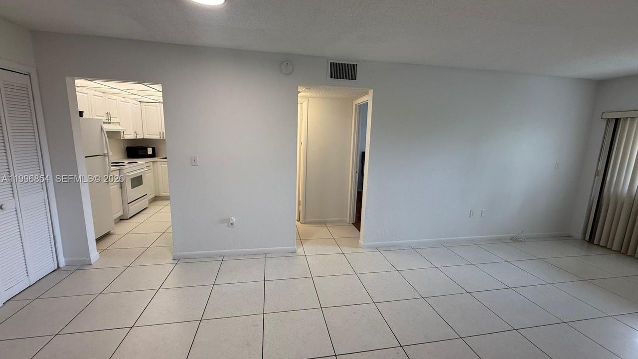 Active With Contract: $1,700 (1 beds, 1 baths, 660 Square Feet)